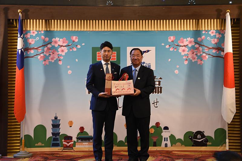 救國團葛永光主任與日本自民黨青年局中曾根康隆局長交換紀念品