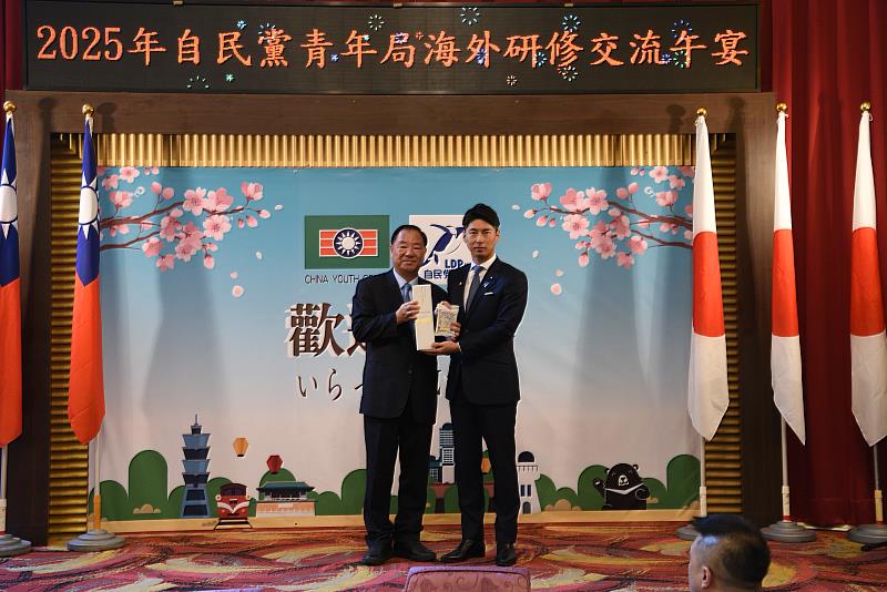 救國團葛永光主任與日本自民黨青年局中曾根康隆局長交換紀念品