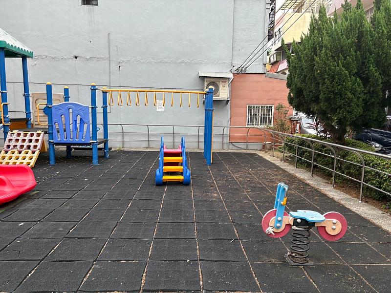 明湖路400巷64弄的兒童遊具現況照