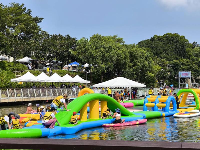 水上氣墊闖關活動