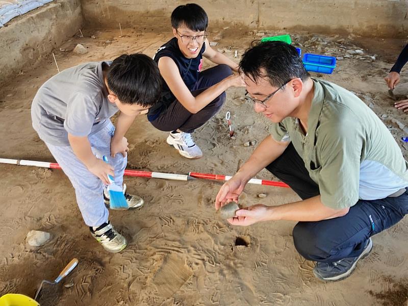 親子探險隊在成大考古所所長趙金勇帶領的專業團隊指導下，實地走入在貢寮區超過600年歷史的仁里遺址。
