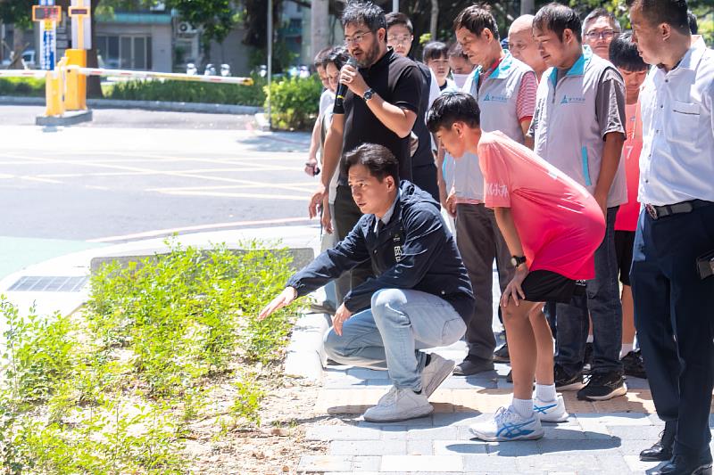 代理市長邱臣遠視察三民國中通學步道