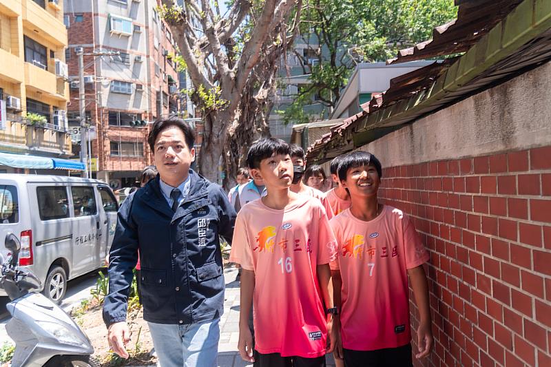 代理市長邱臣遠視察三民國中通學步道