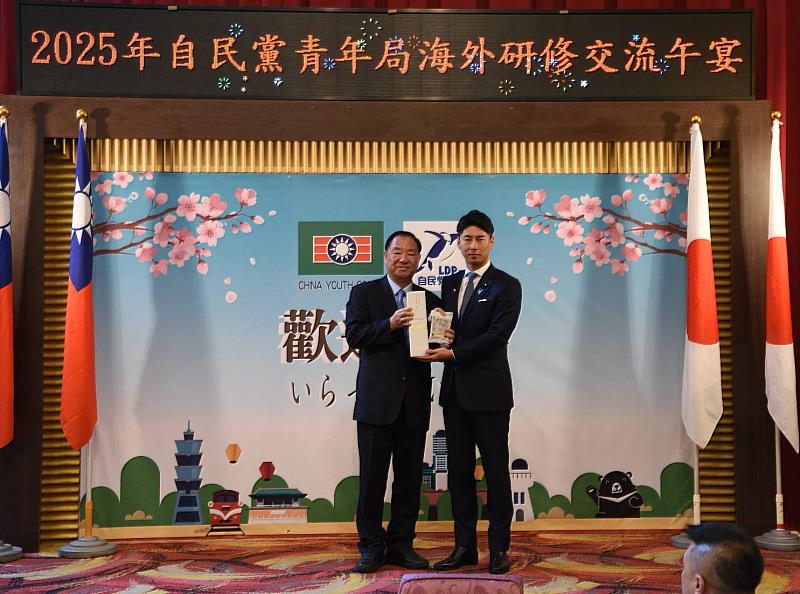 救國團葛永光主任與日本自民黨青年局中曾根康隆局長交換紀念品。