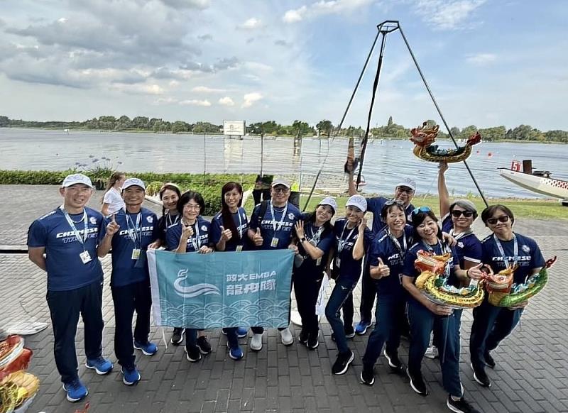 征戰2025德國世界龍舟錦標賽，來自政治大學EMBA 12位校友披上中華台北戰袍為國爭光，成員包括60U：謝宏明（隊長，左6）、藍麗惠（中）、陳鴻年（左2）、陳光冠（右5）；50U 女：洪春美（隊長，右4）、張祖蕙（副隊長，右3）、胡素禎（左4）、洪琪真（右1）、鄭如意（右6）、 吳淑玲（左5）、林欣霖（左3），以及50U 男：李志剛（左1）。
