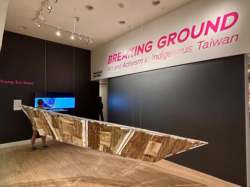《破土：臺灣當代原住民藝術與行動主義》展覽現場張恩滿作品（駐休士頓辦事處臺灣書院提供）