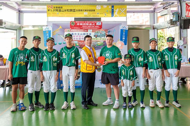玉山獅子會捐贈全新九人座校車，球隊移地訓練更安全