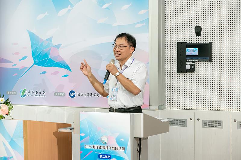 臺灣海洋教育中心吳靖國中心主任指出中心為培訓海洋素養種子教師組成課程輔導員團隊
