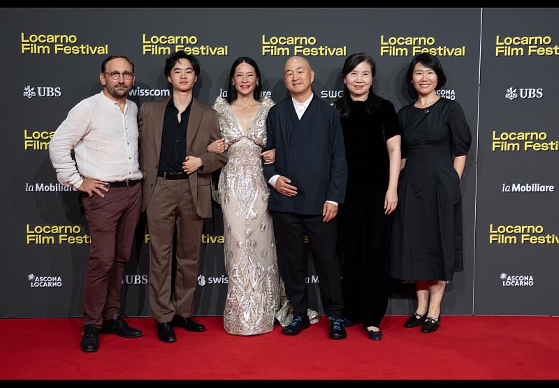 台灣大旗下影音平台MyVideo共同投資出品的國際影視作品《Rosemead》,14日受邀於歐洲歷史悠久的盧卡諾影展舉行國際首映,台灣大新媒體事業副總經理李芃君(右2)親赴現場,與主創團隊共同見證高光時刻。(圖片提供/ Locarno Film Festival.)