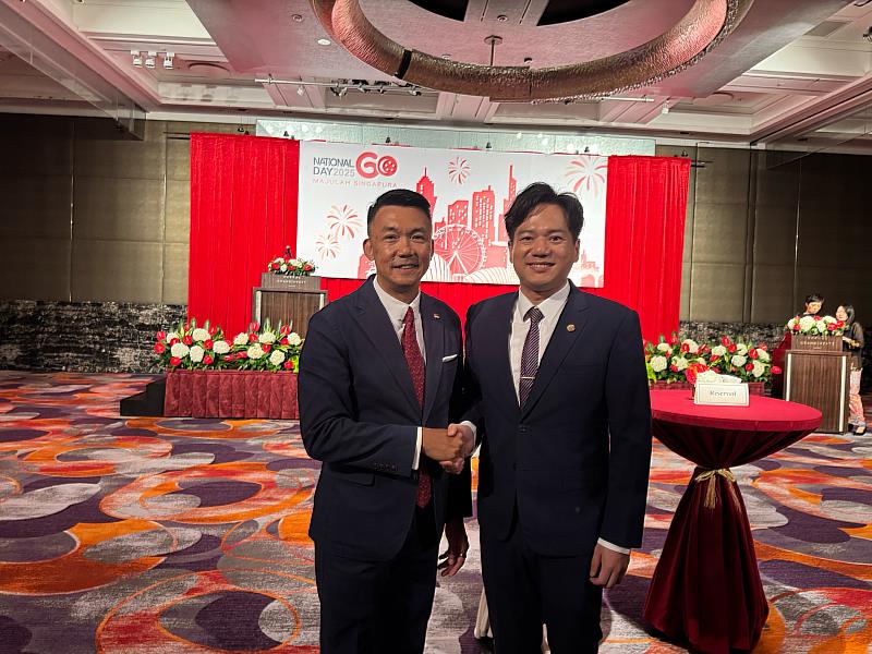 代理市長邱臣遠與新加坡駐台