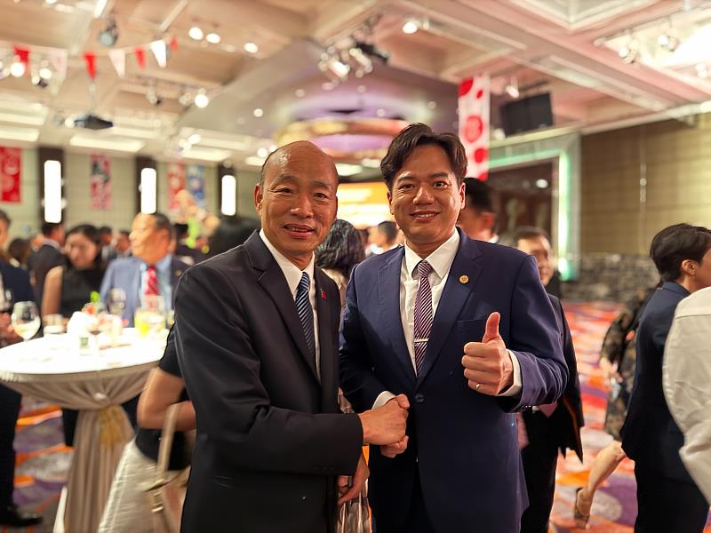 代理市長邱臣遠與立法院長韓國瑜合照
