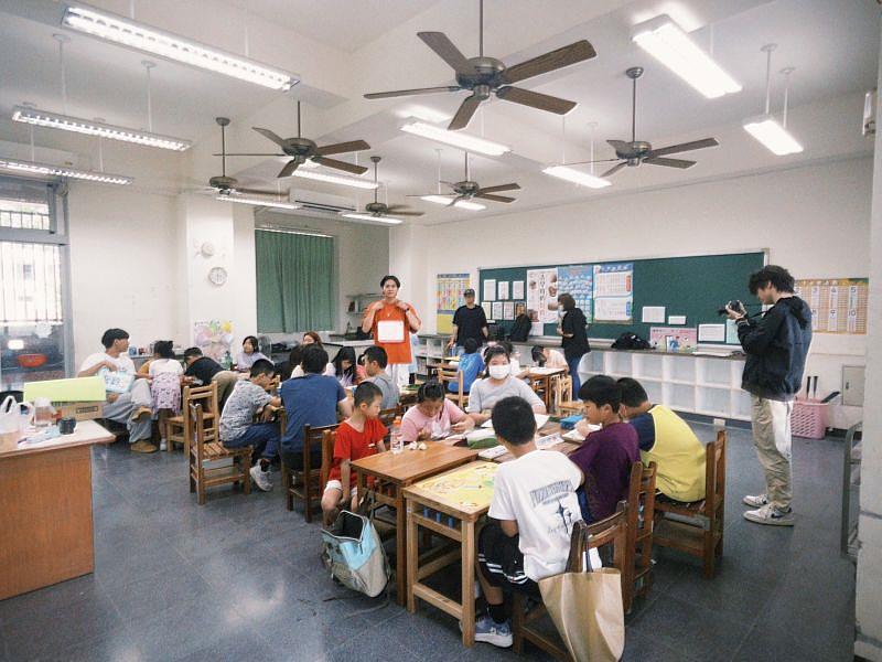 學生帶領後營國小孩童進行營隊活動