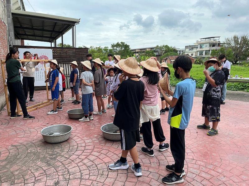 學生帶領孩童參與農會舉辦之活動