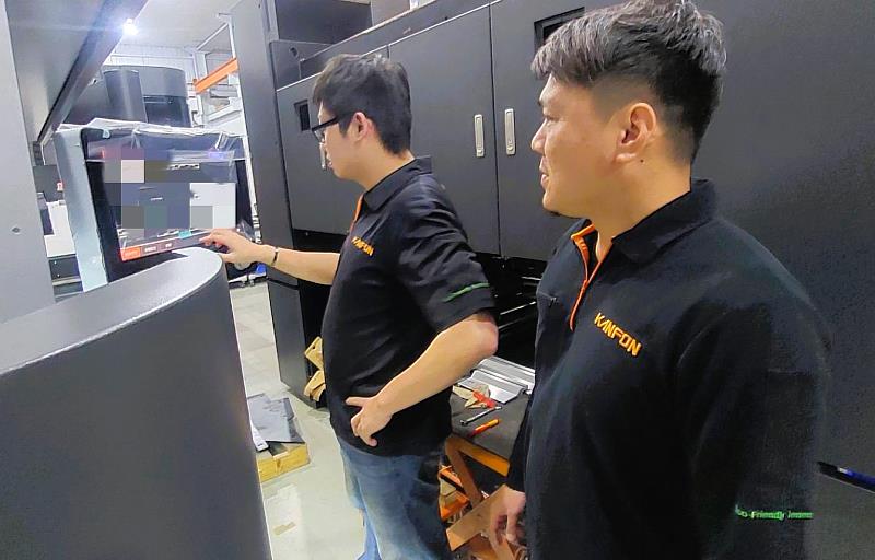 青年就業旗艦計畫工作崗位「做中學」的訓練模式，幫助青年快速累積經驗，成為職場生力軍。圖為職場導師(右)指導參訓青年阿明(左)設定機台參數