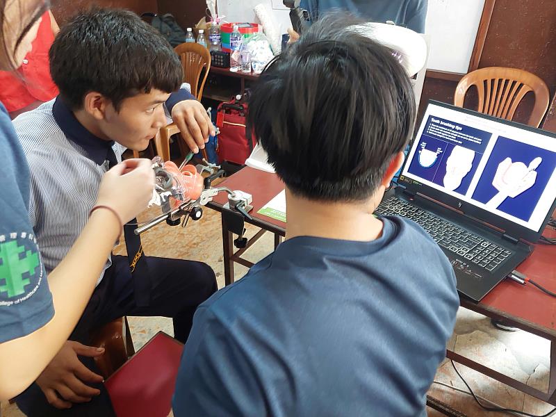 教導與示範正確潔牙。（圖由靈鷲山慈善基金會提供）