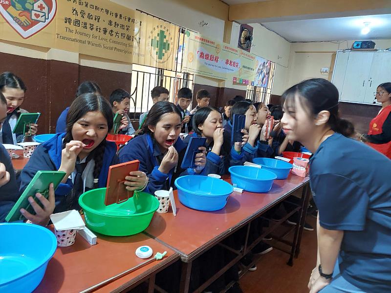 學生練習正確潔牙的方法。（圖由靈鷲山慈善基金會提供）