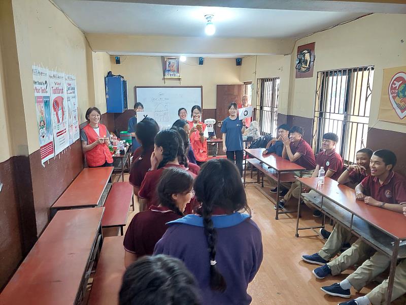 服務團隊設計有趣的互動遊戲，讓學生快樂學習口腔衛教知識。（圖由靈鷲山慈善基金會提供）