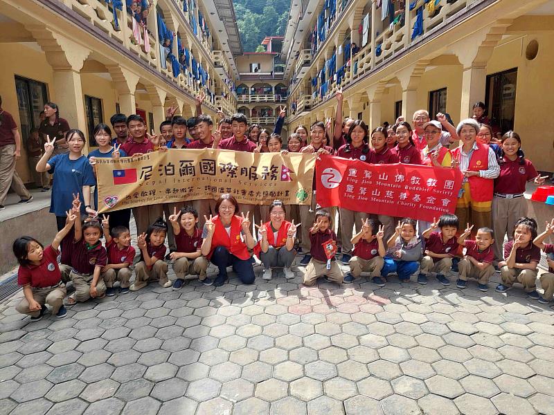 尼泊爾首都加德滿都的前譯紀念學校學生，在口腔衛教後露出燦爛笑容。（圖由靈鷲山慈善基金會提供）