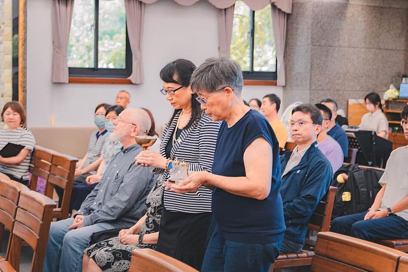 莊慧玲校長(左)及黃人佳女士(右)代表奉獻