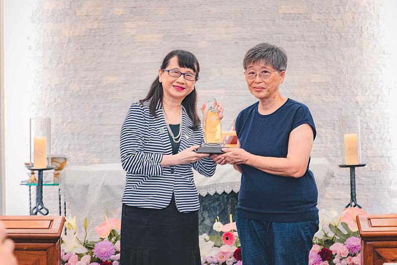 莊慧玲校長(左)代表轉贈教育部感謝獎座予黃人佳女士(右)