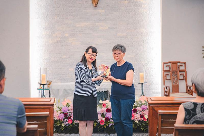 莊慧玲校長(左)致贈感謝獎牌予黃人佳女士(右)