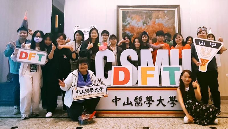 中山醫大共有5組學生團隊進入決賽,展現醫學大學在跨域創新與醫療改革的積極角色。
