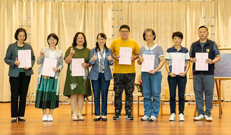 文藻外語大學舉辦新、卸任主管交接典禮，校務注入新活力，圖為莊慧玲校長(左四)頒發聘函予學務處行政主管。