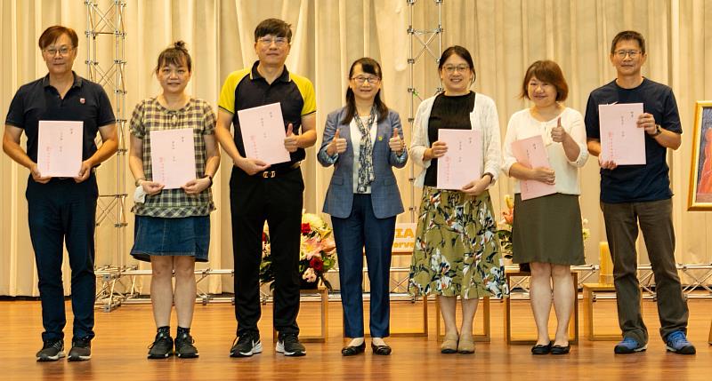 莊慧玲校長(中)頒發聘函予新媒體暨管理學院及吳甦樂人文學院行政主管