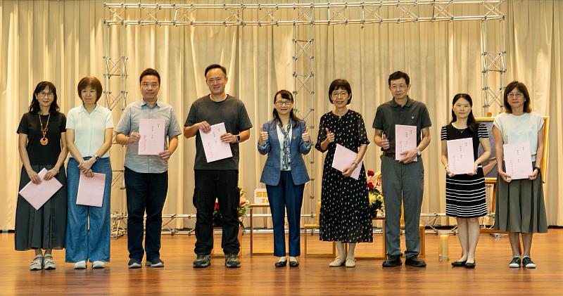 莊慧玲校長(中)頒發聘函予秘書處、會計室及人事室行政主管
