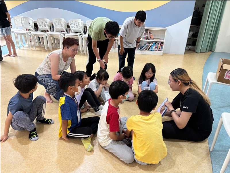 「永續發展目標」USR HUB計畫辦理「星期一英語班」,圖為文藻學生透過故事時間促進學童英語學習動機與文化理解能力。