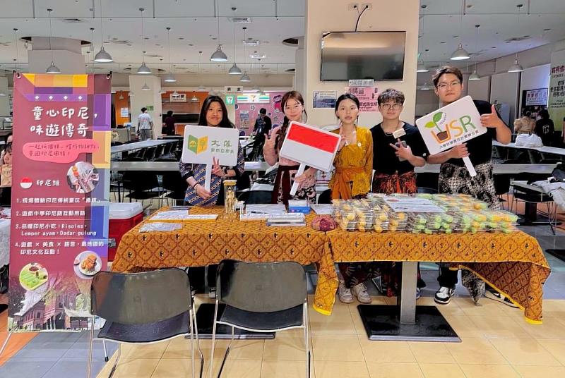 「語力跨界・雙翼共培」USR HUB計畫於華泰電子辦理「多元文化.華泰交會」活動,東南亞學系派出印泰越三組學生進行語言教學、文化交換等內容,圖為印尼組學生合影。