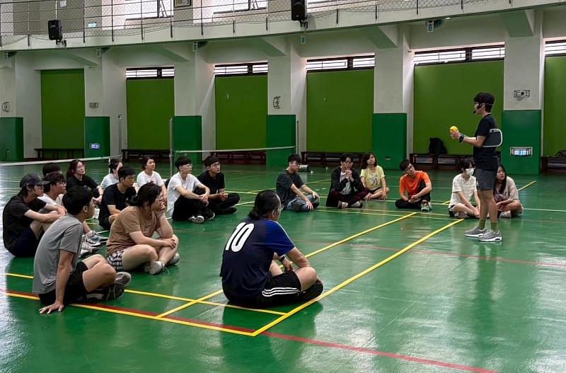 「藻到新力亮—移起找幸福」USR HUB計畫，舉辦匹克球體驗講座，圖為講師(右)為學生講解匹克球玩法與規則。