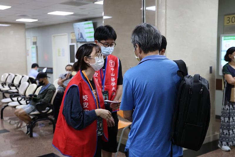 學生在醫院內進行實地訪談,挖掘臨床潛在問題。