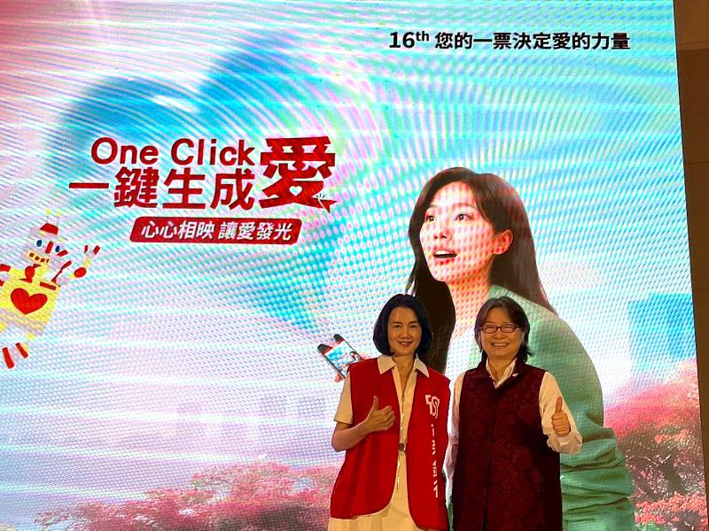 台新銀行公益慈善基金會董事長彭雪芬(左)與台灣尤努斯基金會董事長蔡慧玲(右)合影。
