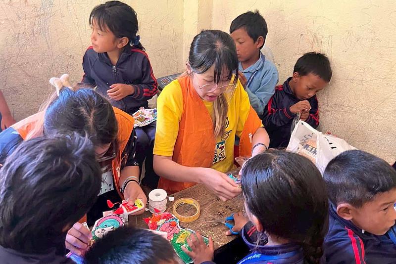 團長林育姍(圖中)帶領孩童進行手作課程,透過創作提升孩子的參與感與表達力。