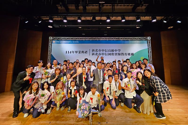 中信高中113學年度畢業班合影。(圖/中信高中提供)