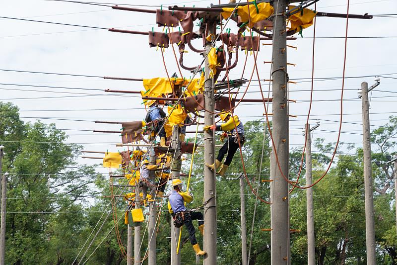 台電近年積極網羅電力領域新血，今年台電大學及研究所獎學金甄選將招考12類科、共70個名額，9月1日開放網路報名。
