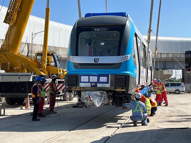工程人員進行列車接收檢查