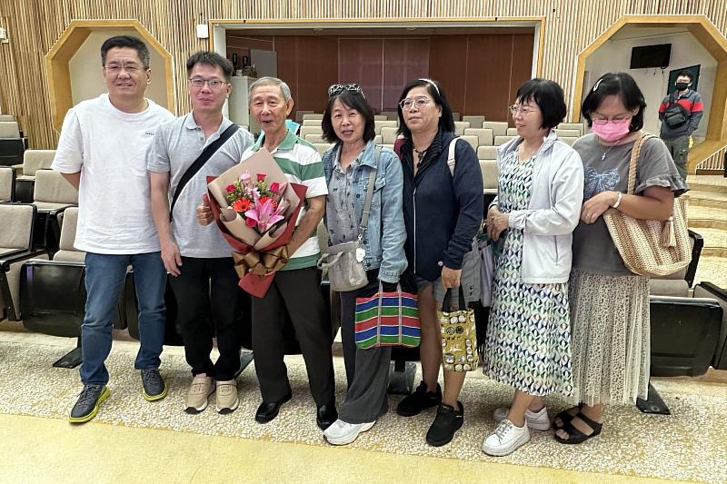 呂坤翰校友昔日任教國小的學生特地到南大參加發表會