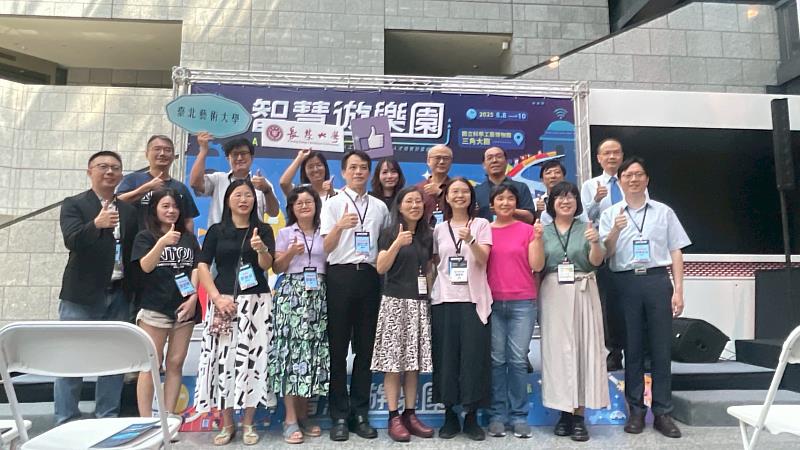 與長官合照
