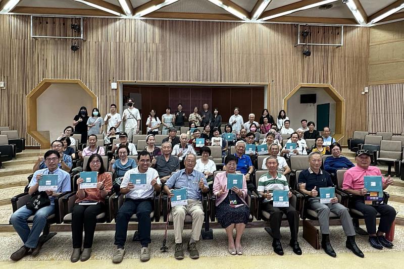南大呂坤翰校友新書發表會後與師生及來賓合影留念