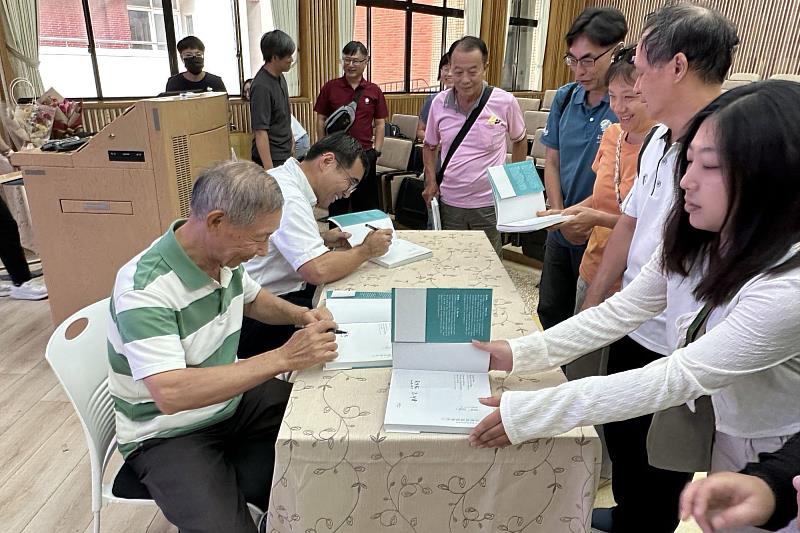 南大呂坤翰校友於發表會上親切為讀者簽書