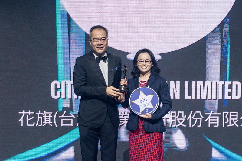 花旗(台灣)商業銀行榮獲《HR Asia》2025年台灣「亞洲最佳企業雇主獎」,右為花旗(台灣)商業銀行人資長蔡慧芬 (Pamela Tsai)