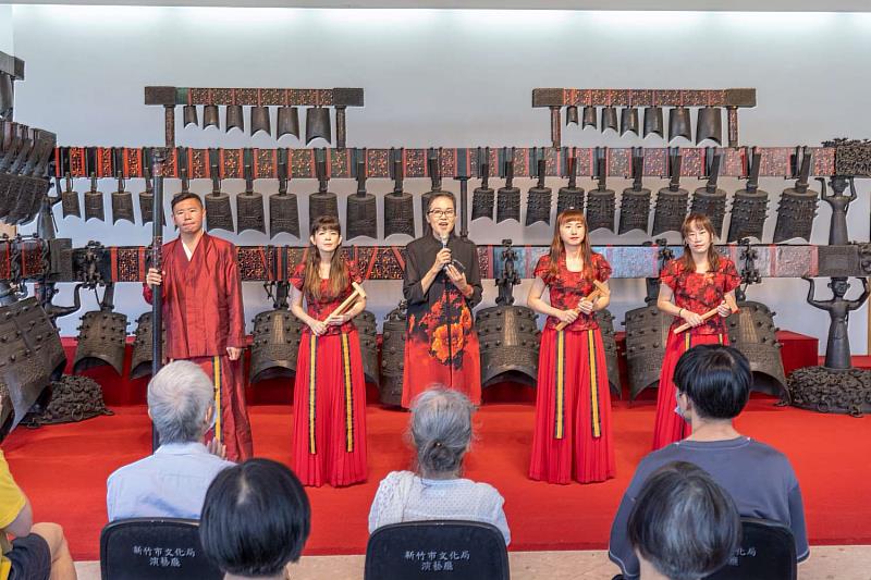 編鐘藝術顧問李慧與表演者合影。