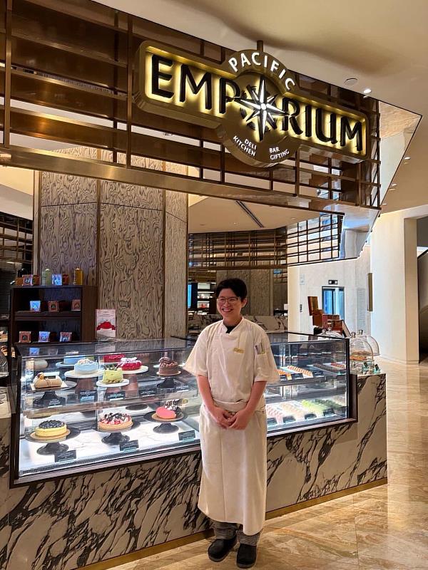 餐飲系114級畢業生陳嘉吟赴新加玻五星級飯店「Pan Pacific」實習，獲業主肯定聘用為正職
