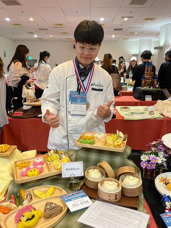 陳嘉吟在2023年參與「亞太盃美業交流暨美饌藝術美學競賽」榮獲「兒童創意套餐組」金牌