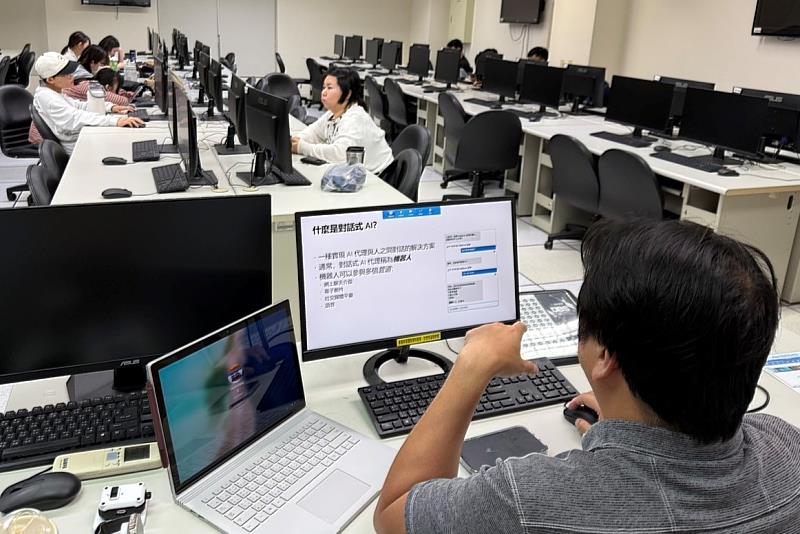 在AI證照輔導班中，授課老師示範、講解各種應用。