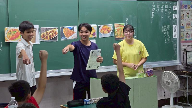 中信國際高中雙語班學生前往臺南市新興國小進行雙語教學，以英語互動介紹美食主題，帶領學童參與課堂活動。（圖/中信國際高中提供）