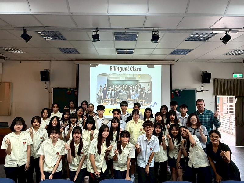 中信國際高中雙語班學生於成果發表會後合影，展現團隊精神與語言學習成果。（圖/中信國際高中提供）