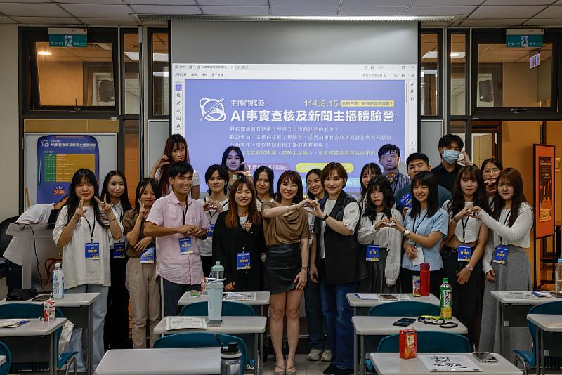 世新大學新聞系暑期營隊邀請TVBS主播游皓婷與詹舒涵指導學員完成模擬新聞播報與撰稿實作。（世新大學提供）